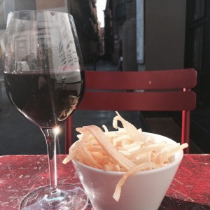 Pomme frites & Tempranillo, at Bar Lobo just off La Rambla in Barcelona. Good fries as the sun starts to set#Spain #Barcelona #barcelonarestaurants #pommefrites#frenchfries#spanishwine#wine#food #redwine #wine #tempranillo#barlobo#larambla#lonedinerusa Follow the LoneDiner on his gastronomic journey through the world @lonedinerusa.com to catch up with his latest food& drink adventures.